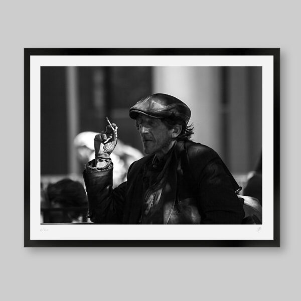 Fotografía artística en blanco y negro.Titulo: Timeless. Hombre en la calle como si el tiempo se hubiera detenido con un cigarro en la mano y los ojos cerrados.