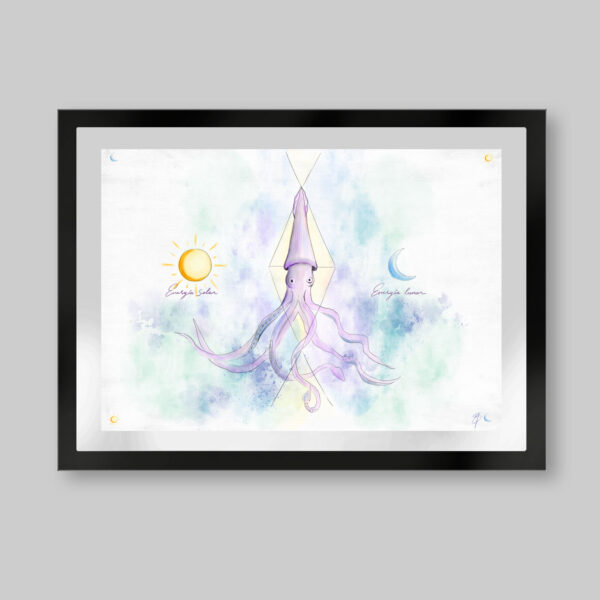 Grabado digital estilo acuarela. Titulo: Calamaedro. Un calamar dentro de un octaedro. Arriba y abajo el octaedro continua como cadena de ADN. A la derecha del calamar el sol y debajo dice energía solar. A la izquierda la luna y debajo dice energía lunar. Inspirado en el libro el niño de las estrellas.