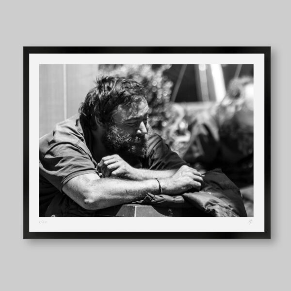 Fotografía en blanco y negro. Titulo: Carpe diem. Hombre con barba y cigarro en mano que disfruta y captura el sublime momento.