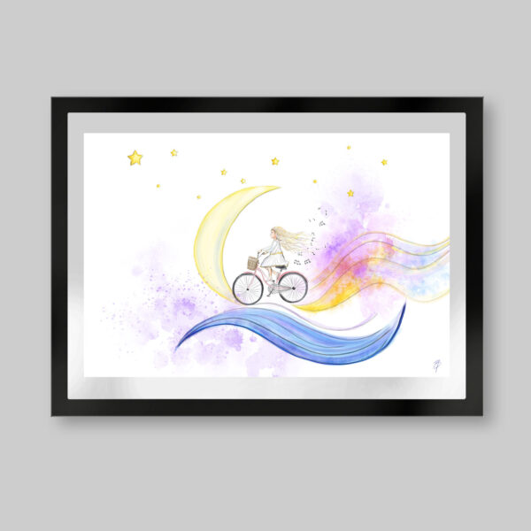Grabado digital estilo acuarela. Titulo: LA NIÑA DE LAS ESTRELLAS. Una niña sobre una bicicleta que deja una estela y notas musicales. Detrás la luna y está sobre una síntesis de ola de mar. Al fondo estrellas y acuarelas salpicadas. Inspirado en el libro el niño de las estrellas.