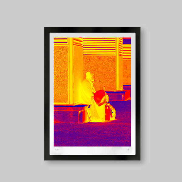 Fotoarte digital. Paleta de tonos audaces y vibrantes en amarillos. Titulo: Last call somewhere. Hombre sentado con sus maletas en la calle en espera. Atrás una columna y otras en perspectiva hacía un punto de fuga visual.