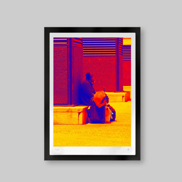 Fotoarte digital. Paleta de tonos audaces y vibrantes de colores cálidos. Titulo: Last call home. Hombre sentado con sus maletas en la calle en espera. Atrás una columna y otras en perspectiva hacía un punto de fuga visual.