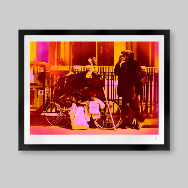 Fotoarte digital. Paleta de tonos audaces y vibrantes. Titulo: Not for sale. Hombre atemporal en la calle con su cigarro y al lado su bicicleta. Su vida, su mundo... no están a la venta.