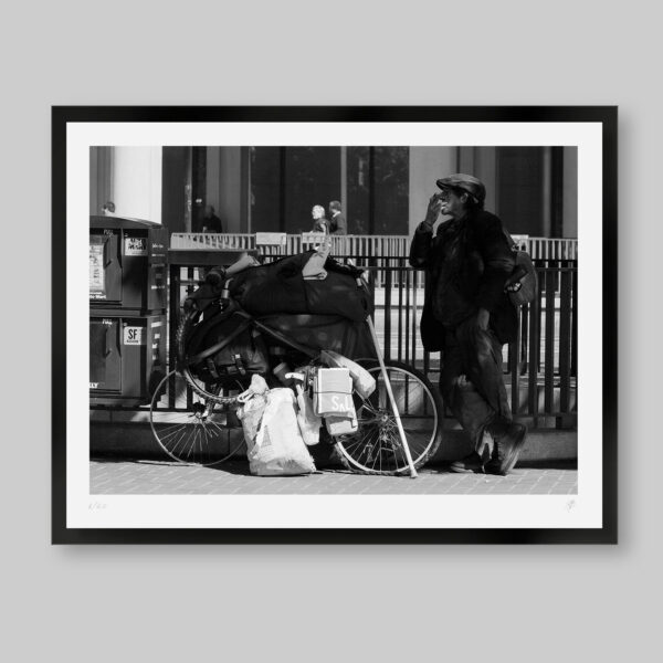 Fotografía en blanco y negro. Titulo: Not for sale. Hombre atemporal en la calle con su cigarro y al lado su bicicleta. Su vida, su mundo... no están a la venta.