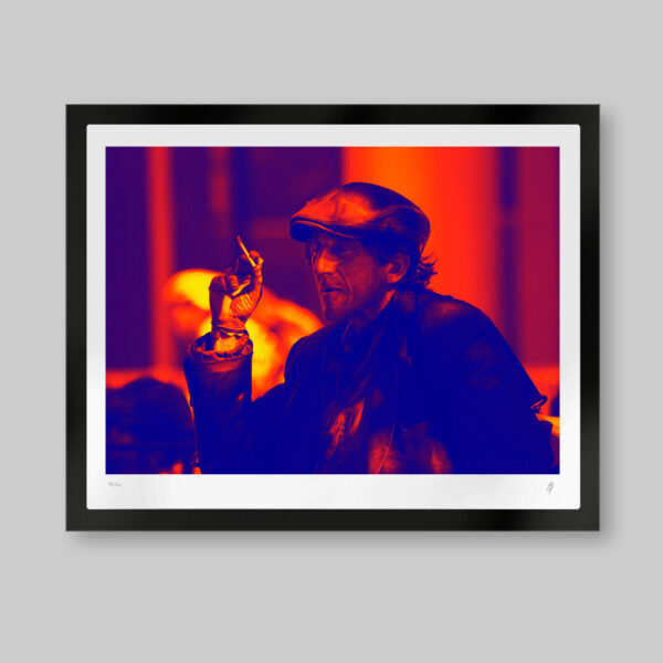 Fotoarte digital. Paleta de tonos audaces y vibrantes. Titulo: Timeless. Hombre en la calle como si el tiempo se hubiera detenido con un cigarro en la mano y los ojos cerrados.