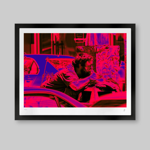 Fotoarte digital. Paleta de tonos audaces y vibrantes. Titulo: Watching the wheels. Hombre mirando los carros pasar prendiendo un cigarro.
